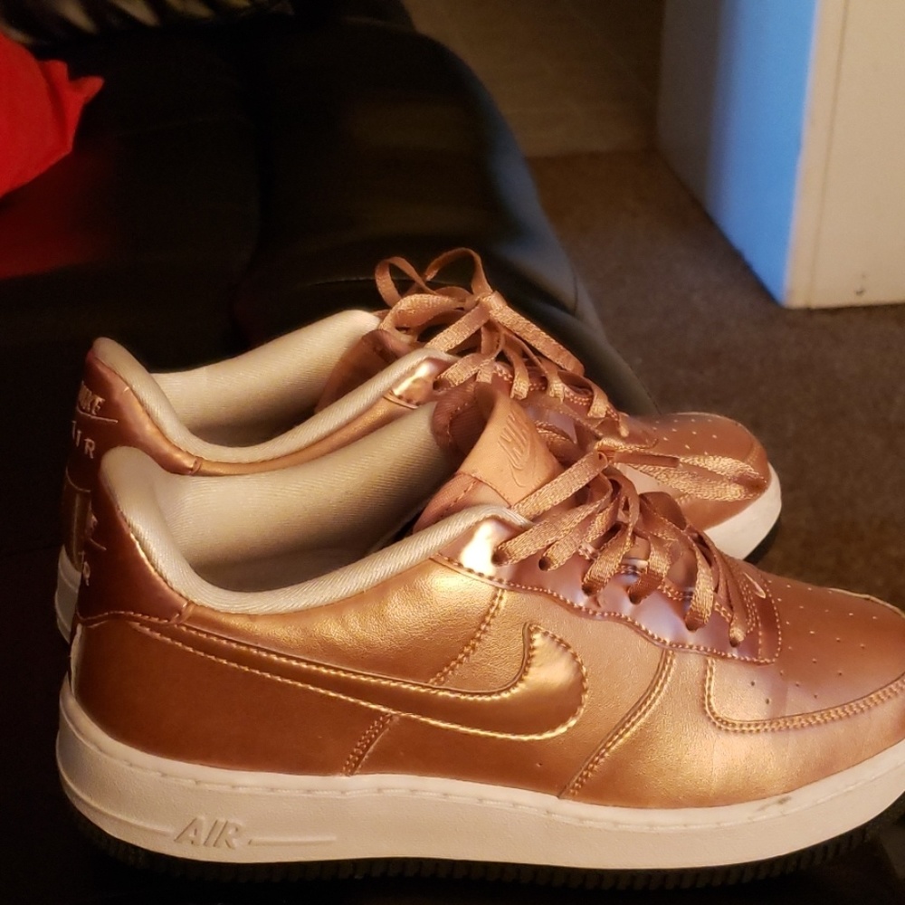 Tennis shoes